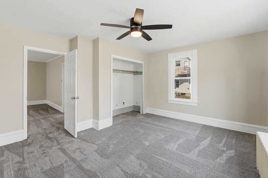 Building Photo - 418 S Spring St