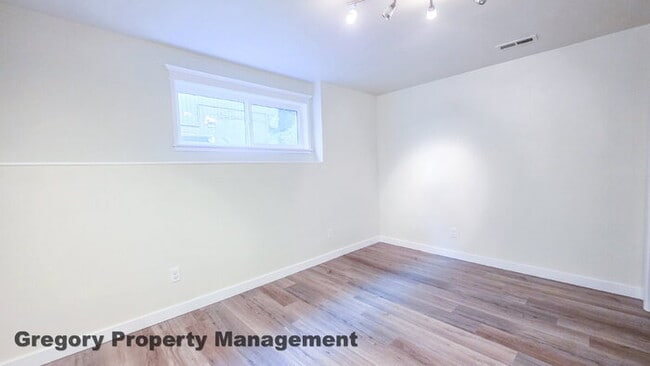 Building Photo - Spacious 5-Bedroom Kirkland Home – Daylight Basement, RV Parking, Quiet Private Drive & Top Schools!