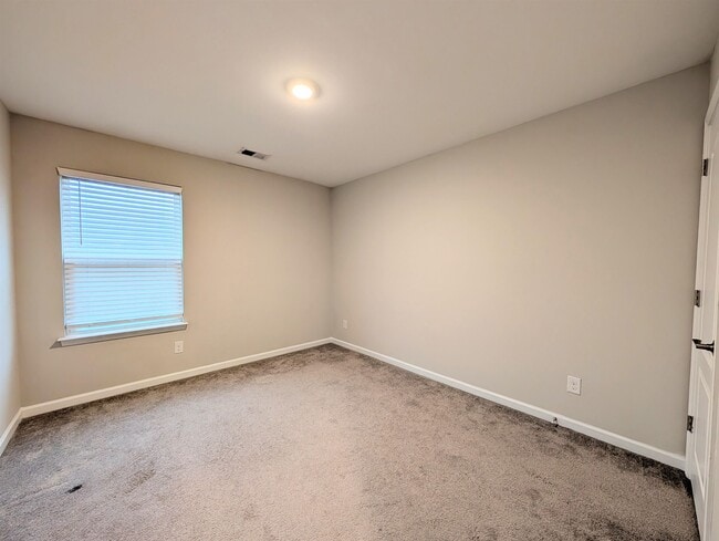 Building Photo - 129 Goldenrod Cir