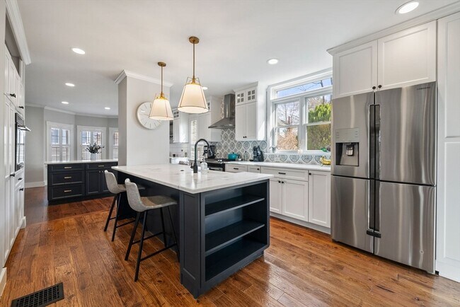 Building Photo - 71 King St