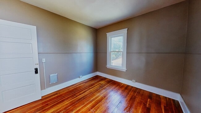 Building Photo - [In-Unit Laundry; Garden] Townhouse-Style Living, with Historical Details & Parking!