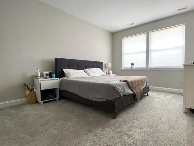 Building Photo - Beautiful Townhome at Manordale - LEASE TA...