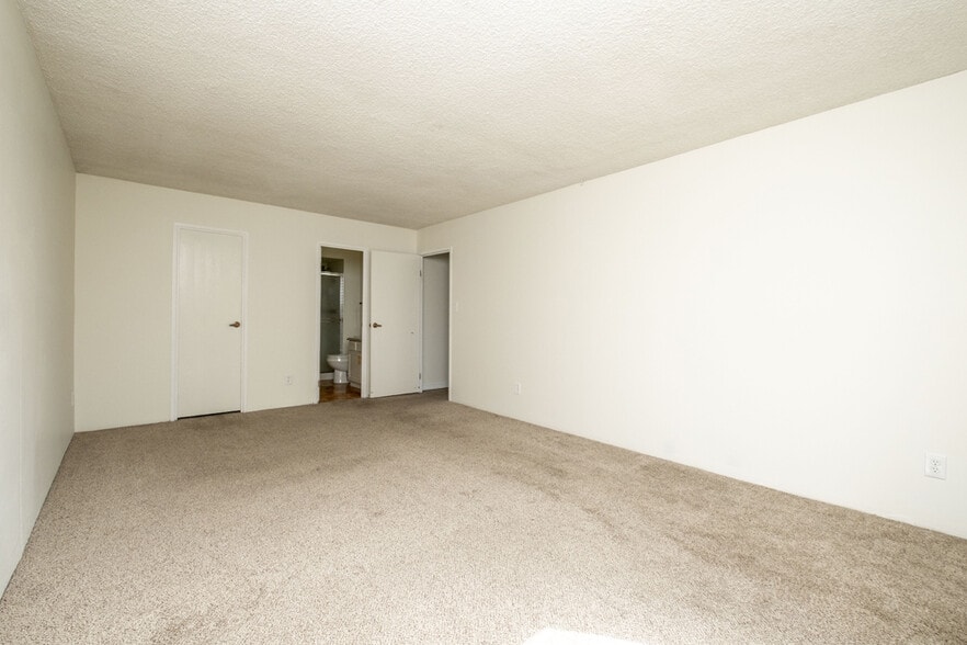 Bedroom master - 3470 S Poplar St
