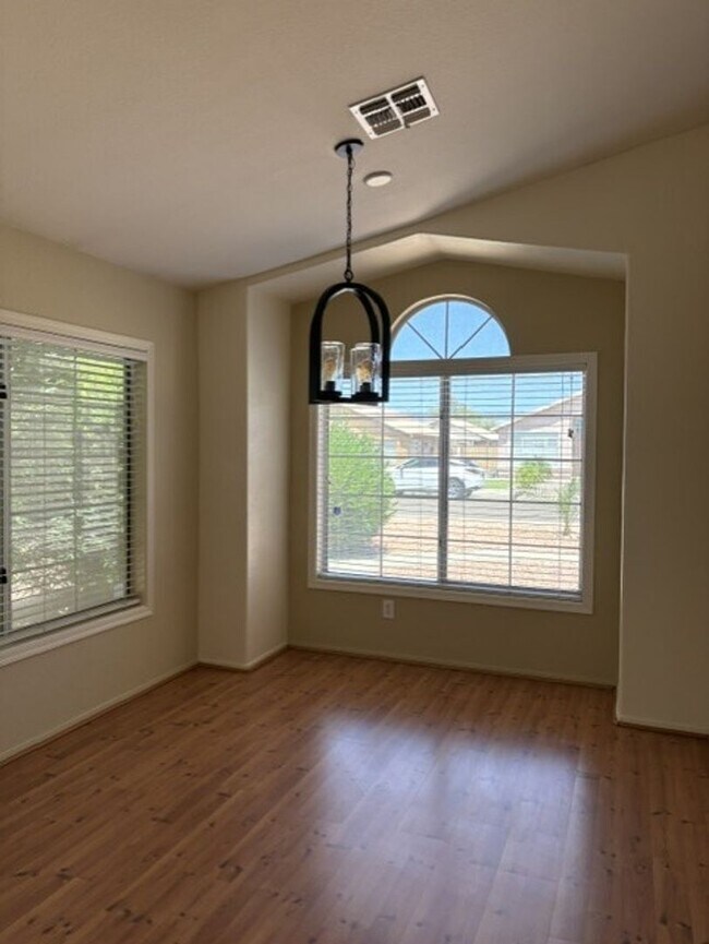 Building Photo - LOVELY SINGLE LEVEL 3 BEDROOM W/DEN 2 BATH PEORIA HOME VERY CLEAN!