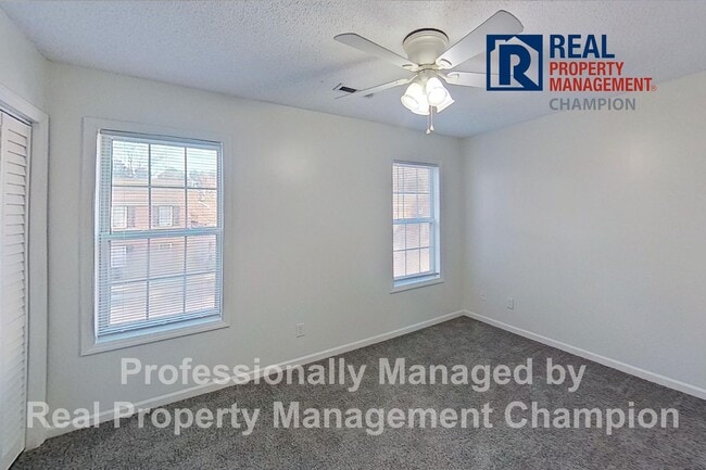 Building Photo - Recently updated 2 BD/1.5 BA End Unit Townhome w/Community Pool