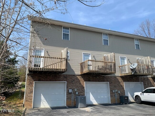 Building Photo - 15 Lake Village Ct