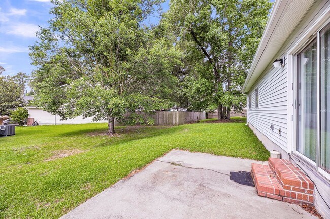 Building Photo - Stylish Living with Spacious Backyard!