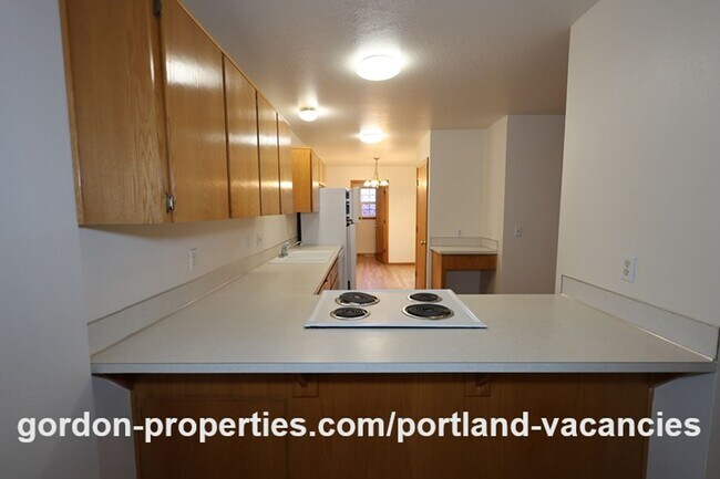 Building Photo - SE Knapp Circle - 3 bedroom duplex with attached single car garage