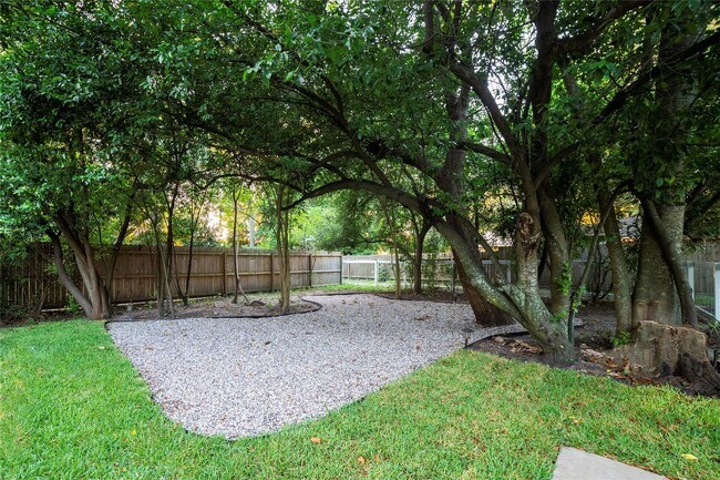 Building Photo - 420 N Live Oak St