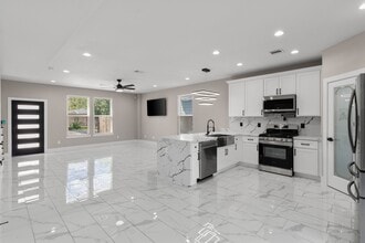 Building Photo - 7925 Colonial Ln