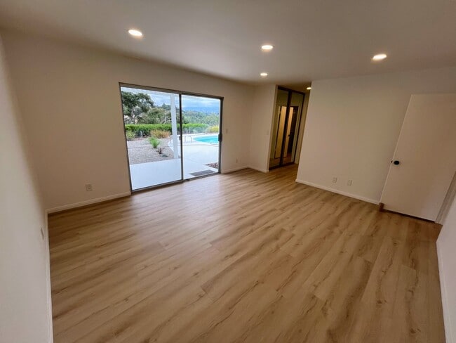 Building Photo - 915 Ranch View Ln