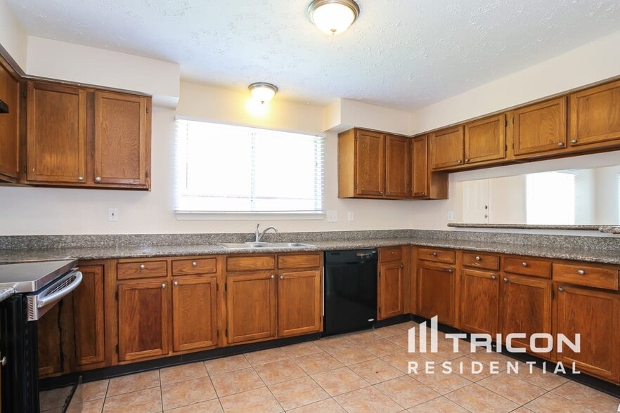 Building Photo - 3738 Xenophon Dr