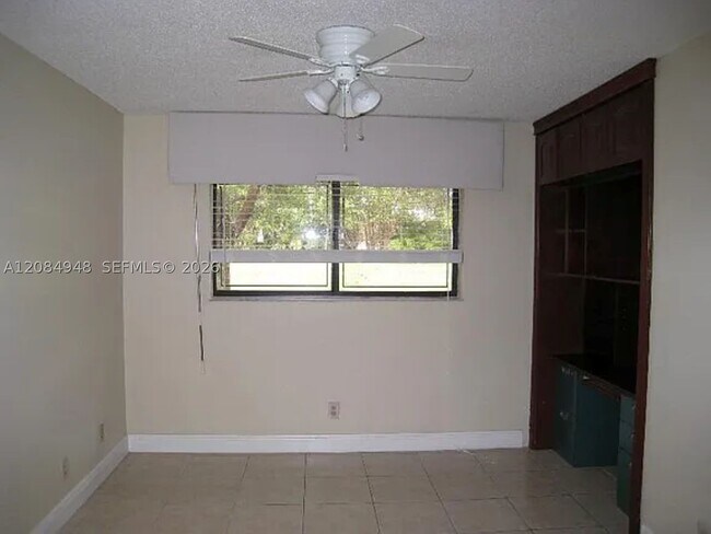Building Photo - 447 Lakeview Dr