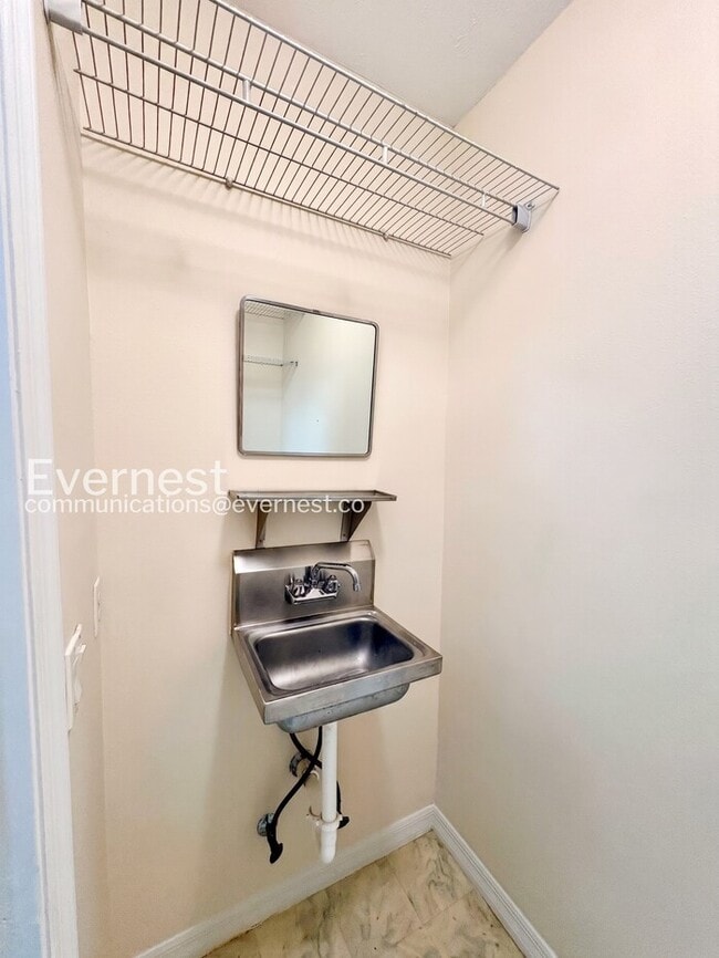 Building Photo - Spacious Living with Pool & Fitness Center Access | Available Now!