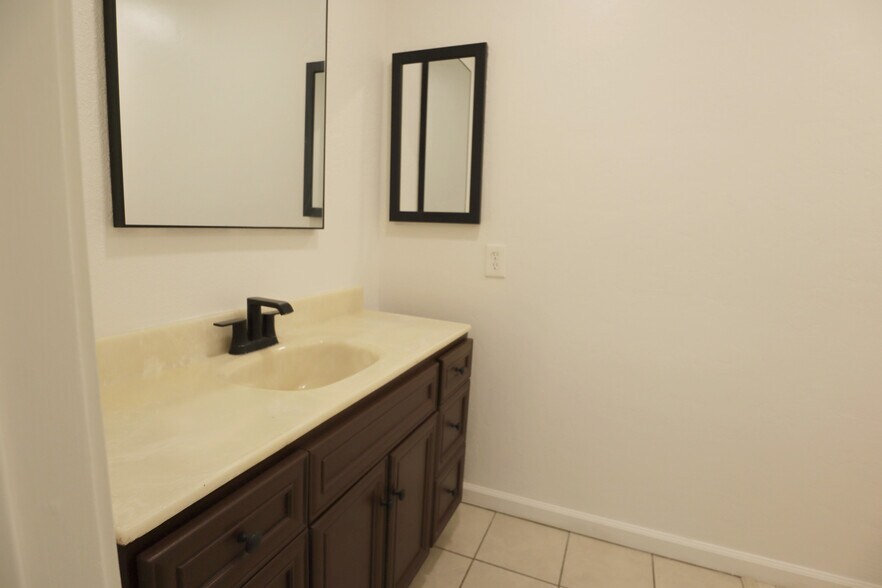 Building Photo - 1010 W MacArthur Blvd