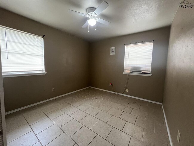 Building Photo - 115 E Garden Dr