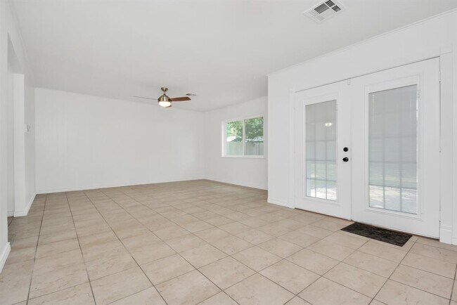 Building Photo - 10951 Shadow Wood Dr