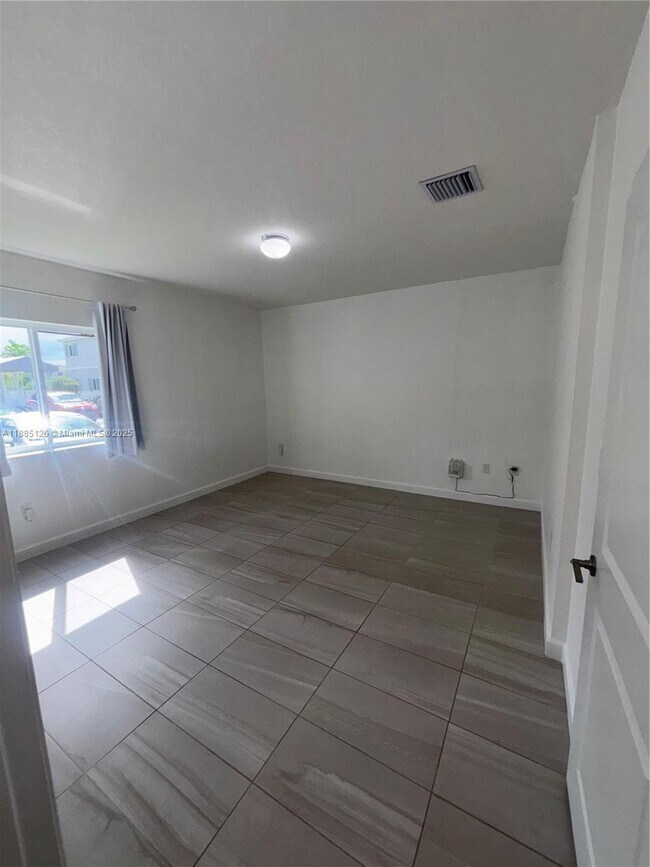 Building Photo - 1238 NW 4th Ln