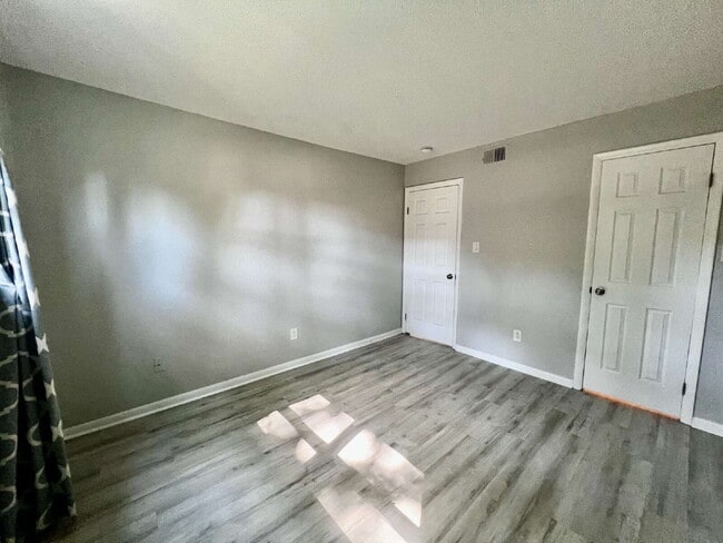 Building Photo - OPEN HOUSE SATURDAY THE 20TH 10AM-12PM! AMAZING 2 BED / 2 BATH CONDO – ONLY 8 BLOCKS FROM THE BEACH!