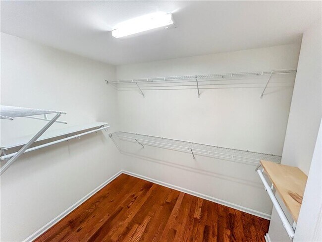 Building Photo - 2027 Oakbluff Way SW