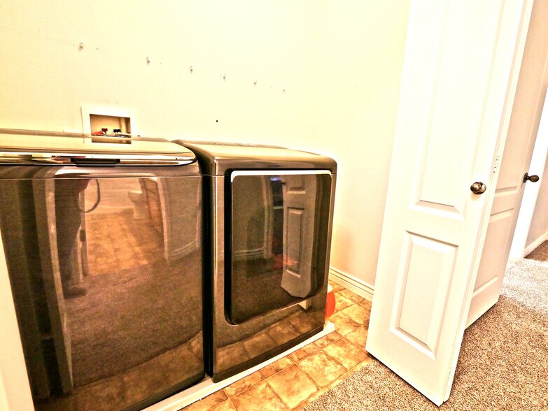 Building Photo - 3953 W Watkins Way