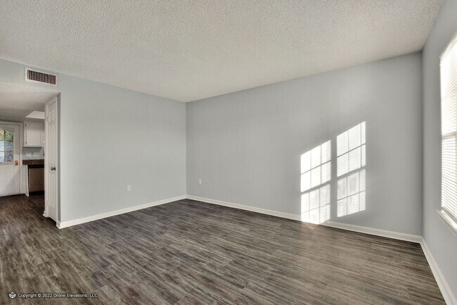 Building Photo - 2 Bedroom Townhouse with Views of County P...