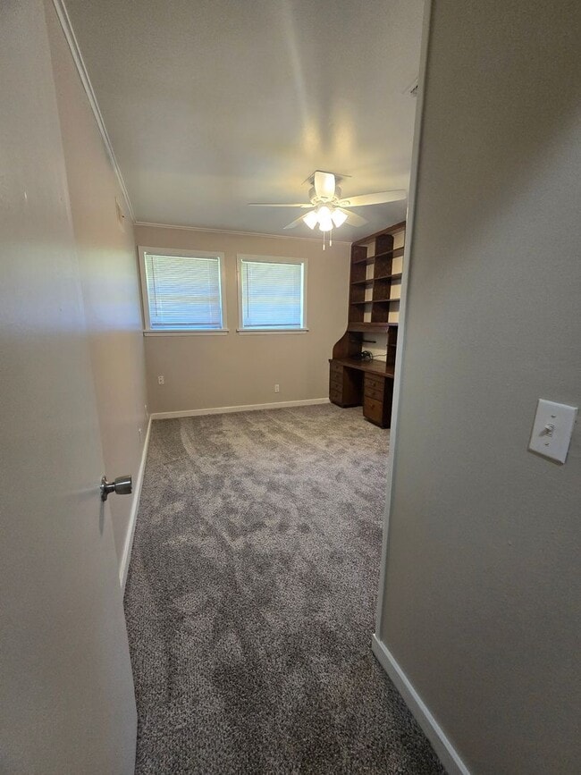 Building Photo - 3 bedroom 2 bathroom