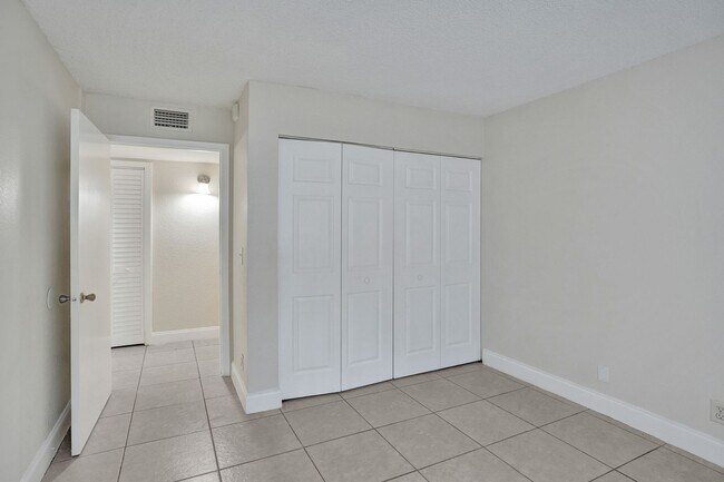 Building Photo - 3 BED/2BATH