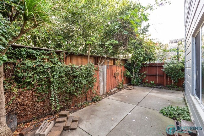 Building Photo - Marina: 1 Bedroom Garden Apartment w/ Private Patio