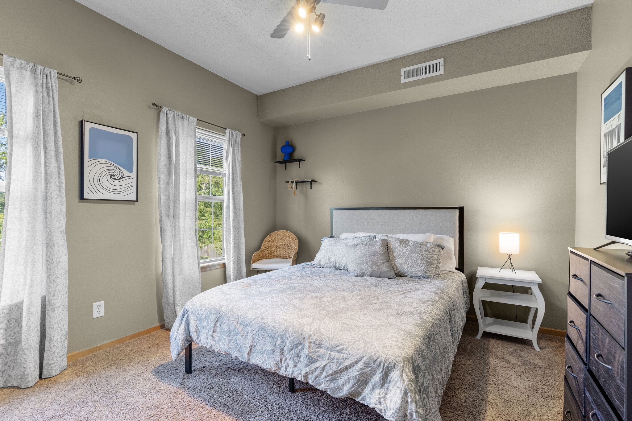 Building Photo - 805 Blue Sky Dr