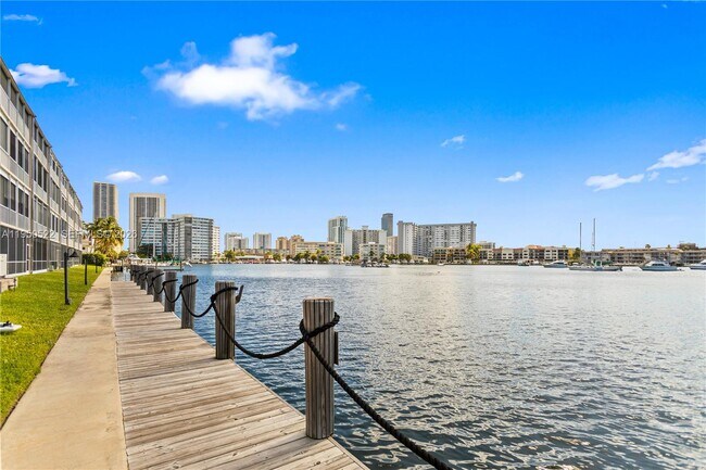 Building Photo - 2200 Diana Dr