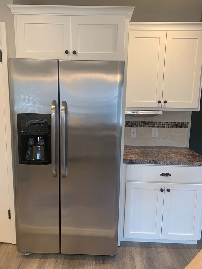 Building Photo - Completely remodeled 4 bedroom home! Hudsonville Schools