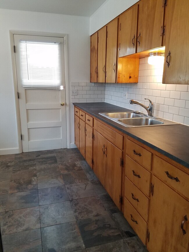 Building Photo - Triplex in Lafayette - 2 Bedroom 1 Bath End Unit