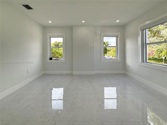 Building Photo - 927 SW 18th Ave