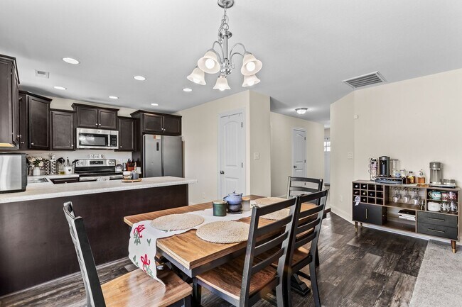 Building Photo - 520 Black Pearl Cir