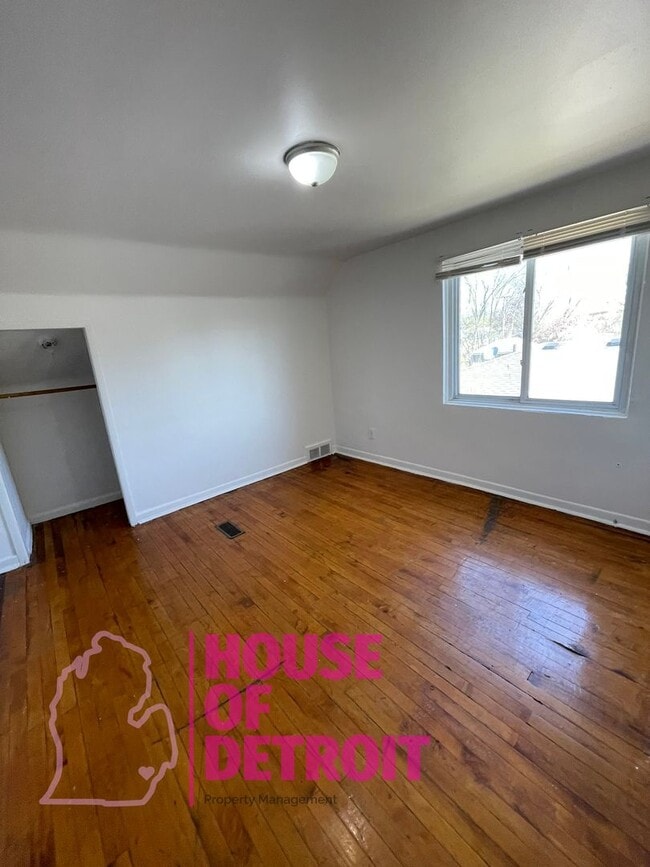 Building Photo - 3 BED 1 BATH | FREE PRE SCREEN | OVER 1200...