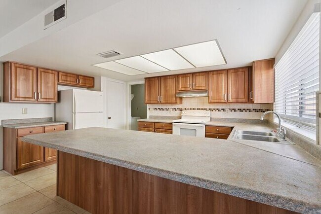 Building Photo - 2213 S Saratoga