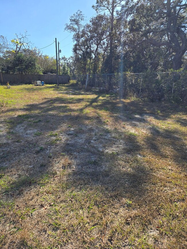 Building Photo - Newer 2/2 Mobile with Large Fenced Yard in...