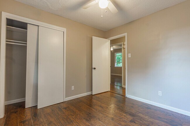 Building Photo - 4BR/1.5BA split-level in Grandview Heights