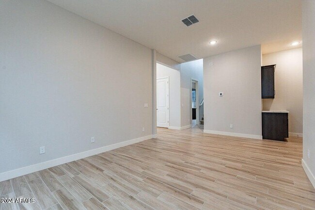 Building Photo - 21390 W Meadowbrook Ave