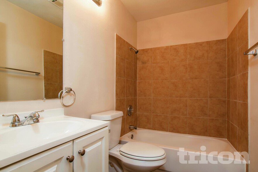 Building Photo - 8610 Pine Shores Dr