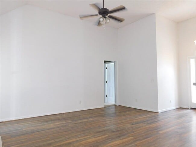 Building Photo - 576 Greenwood Park Way