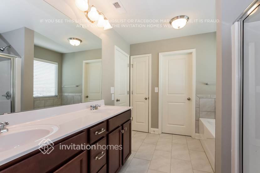 Building Photo - 5305 Roberta Crossing Dr