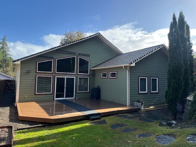 Building Photo - Beautiful Custom Built 3 bed/2.5 bath Home