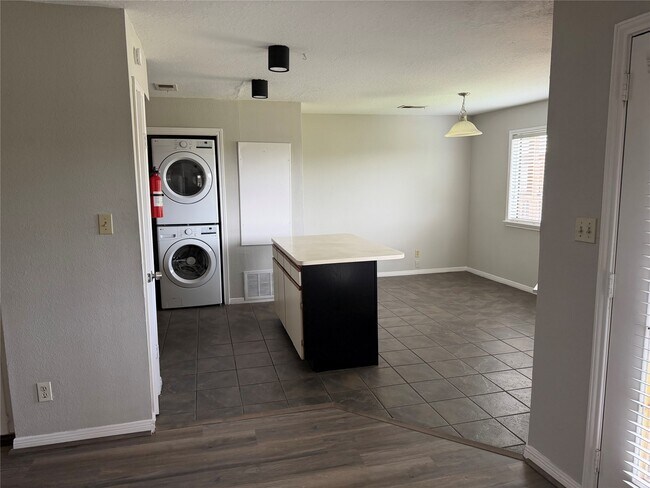 Building Photo - 6107 Snug Harbor Blvd