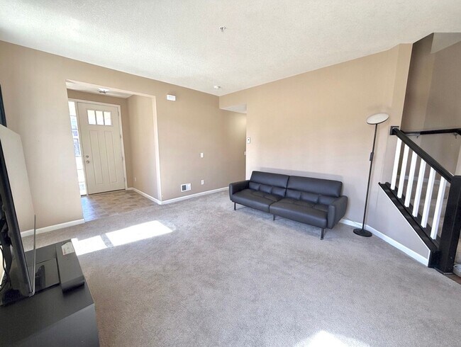 Building Photo - Rare 4 Bedroom End Unit Townhome in The Beautiful Stonemill Farms of Woodbury