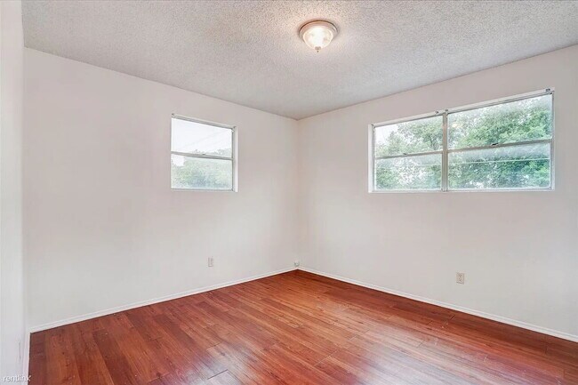 Building Photo - 714 Martindale Rd