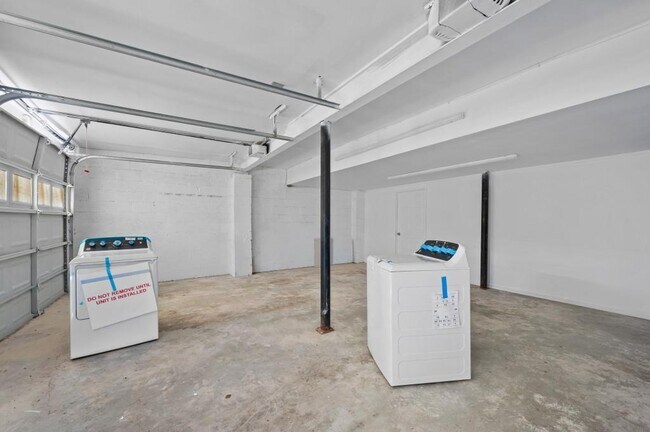 Building Photo - 1744 Woodcliff Pl NE