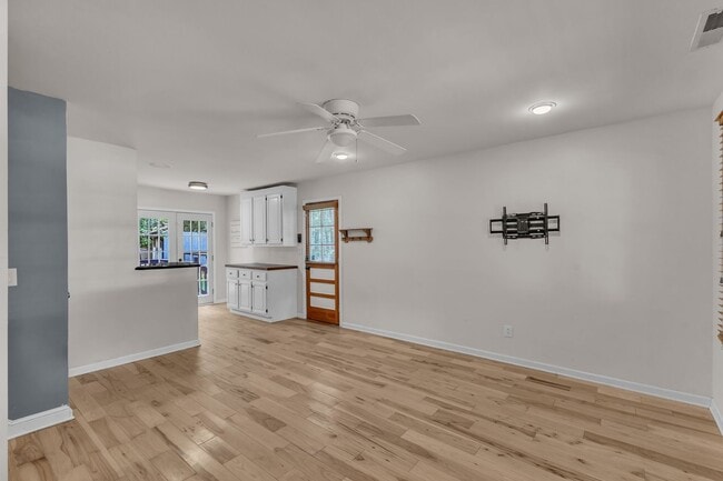 Building Photo - Cute 3/1.5 Close to RTP