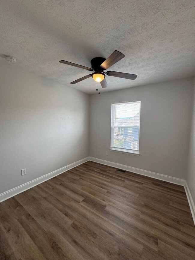 Building Photo - Immaculate End Unit Townhouse